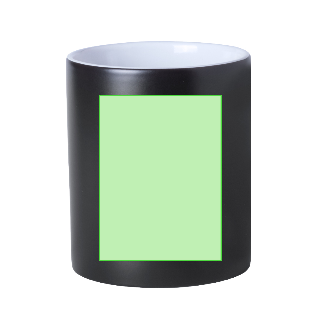 Centrado en el frente de la taza